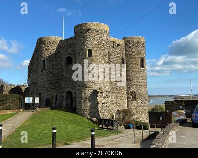 RYE, EAST SUSSEX, Großbritannien - 10/20/2020: Der Ypern Tower aus dem 14. Jahrhundert, der Teil der Verteidigung von Rye mit Kanonen war, ist heute das Rye Castle Museum mit Ausstellungsstücken Stockfoto