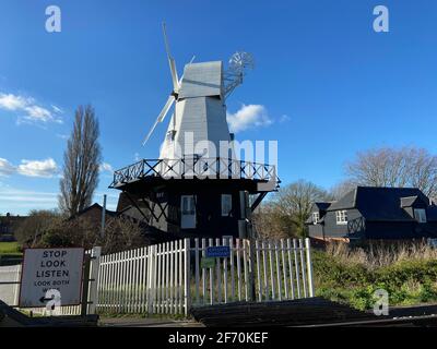 RYE, EAST SUSSEX, UK - 10/20/2020: Smck Windmühle am Ufer des Flusses Tillingham bei Rye in East Sussex, diese einst funktionierende Windmühle jetzt BnB Stockfoto