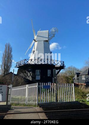 RYE, EAST SUSSEX, UK - 10/20/2020: Smck Windmühle am Ufer des Flusses Tillingham bei Rye in East Sussex, diese einst funktionierende Windmühle jetzt BnB Stockfoto