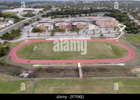 Eine Luftaufnahme der Strecke und des Fußballfeldes in der Jose M. Lopez Mittelschule, Samstag, 3. April 2021, in San Antonio. Stockfoto