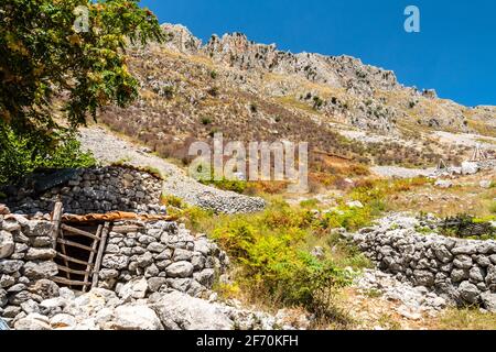 Blick auf Rocca del Crasto in der Nähe von Alcara Li Fusi Stadt im Nebrodi Park, Sizilien Stockfoto