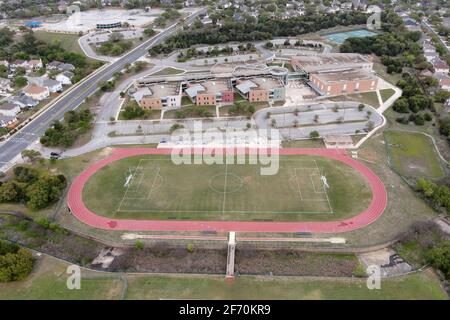 Eine Luftaufnahme der Strecke und des Fußballfeldes in der Jose M. Lopez Mittelschule, Samstag, 3. April 2021, in San Antonio. Stockfoto