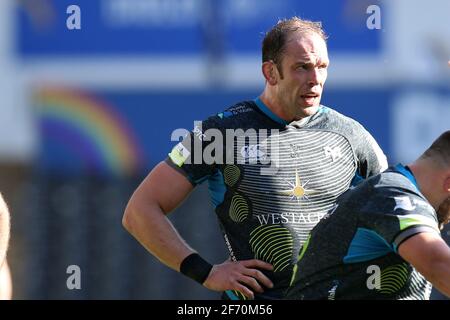 Swansea, Großbritannien. April 2021. Alun Wyn Jones von den Ospreys schaut zu. European Rugby Challenge Cup, Runde von 16 Spiel, Ospreys gegen Newcastle Falcons im Liberty Stadium in Swansea, South Wales am Samstag 3. April 2021. PIC von Andrew Orchard/Andrew Orchard Sports Photography/Alamy Live News Credit: Andrew Orchard Sports Photography/Alamy Live News Stockfoto