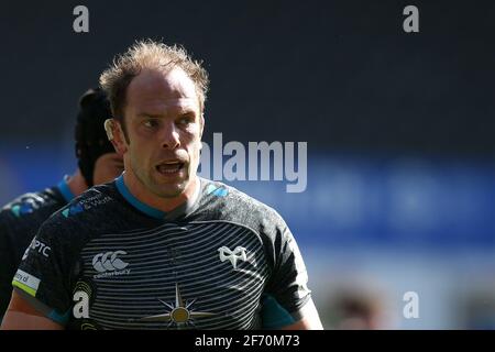 Swansea, Großbritannien. April 2021. Alun Wyn Jones von den Ospreys schaut zu. European Rugby Challenge Cup, Runde von 16 Spiel, Ospreys gegen Newcastle Falcons im Liberty Stadium in Swansea, South Wales am Samstag 3. April 2021. PIC von Andrew Orchard/Andrew Orchard Sports Photography/Alamy Live News Credit: Andrew Orchard Sports Photography/Alamy Live News Stockfoto