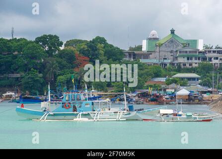 Blick von der Dauis-Brücke auf die Stadt Tagbilaran. Reisen nach Panglao Island, Bohol, Central Visayas, Philippinen. St Joseph the Worker Cathedral auf der Skyline. Stockfoto