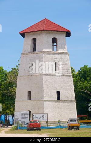 Der restaurierte Glockenturm oder Wachturm auf Panglao Island, Bohol, Philippinen. Hinter der Pfarrkirche St. Augustine ist der 1851 5-stöckige sechseckige Turm angeblich der höchste seiner Art auf den Philippinen Stockfoto