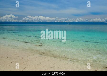 Tropischer Sandstrand in der Nähe des Doljo-Strandes; türkisblaues Wasser, Paglao Island, an der Spitze der Insel in der Nähe von Tumoy Village, Paglao, Bohol, Philippinen Stockfoto