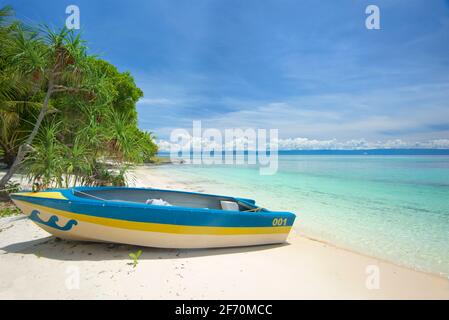 Tropischer Sandstrand in der Nähe des Doljo-Strandes mit Strandboot und türkisblauem Wasser, Paglao Island, an der Spitze der Insel in der Nähe des Dorfes Tumoy, Paglao, Bohol, Philippinen Stockfoto