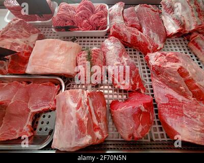 Vielfalt der Fleisch Exposition auf Metzgerei, Lebensmittelindustrie, Tierprodukte Konsum Stockfoto