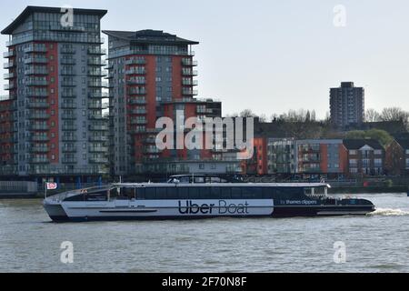 Uber Boot mit dem Thames Clipper River Bus Service Schiff Mercury Clipper betreibt den Flussbusdienst RB1 auf dem Fluss Thames in London Stockfoto