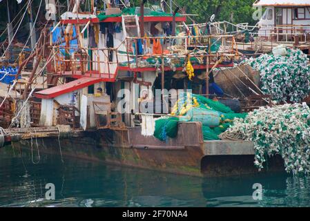 Fischerboote säumen die Küste von Punta, Cebu Island. Auf dem Weg zum Hafen von Hagnaya. Philippinen Stockfoto