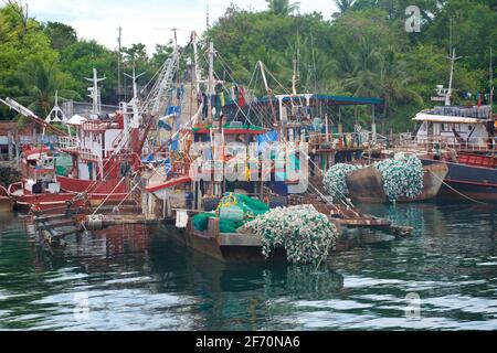Fischerboote säumen die Küste von Punta, Cebu Island. Auf dem Weg zum Hafen von Hagnaya. Philippinen Stockfoto