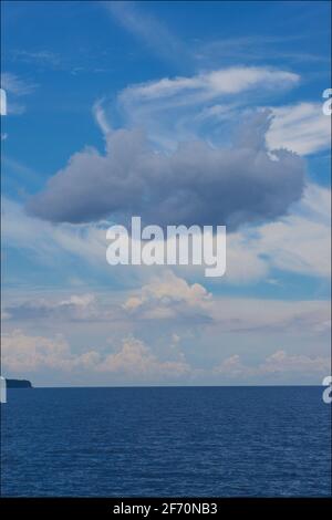 Flauschige Wolken in einem blauen Himmel über dem Visayan Meer zwischen Cebu und Bantayan Inseln. Philippinen Stockfoto