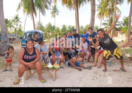 Philippinische Familie und Freunde genießen gemeinsam den Strand und ein paar Drinks. Santa Fe, Bantayan Island, Cebu, Philippinen Stockfoto