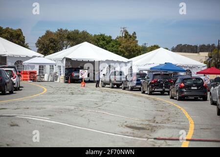 Eine Covid-19 Sutter Health-Fahrt durch die Impfstelle in Santa Cruz, Kalifornien. 3. April 2021 Stockfoto