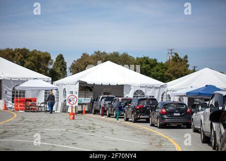 Eine Covid-19 Sutter Health-Fahrt durch die Impfstelle in Santa Cruz, Kalifornien. 3. April 2021 Stockfoto