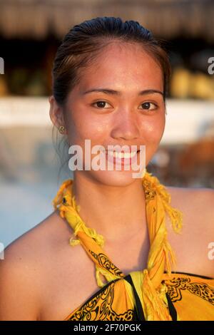 Gruppenportrait von drei jungen, attraktiven Filipinas, die in einem Strandrestaurant in Logon, Malapascua Island, Cebu, Philippinen, arbeiten. Stockfoto