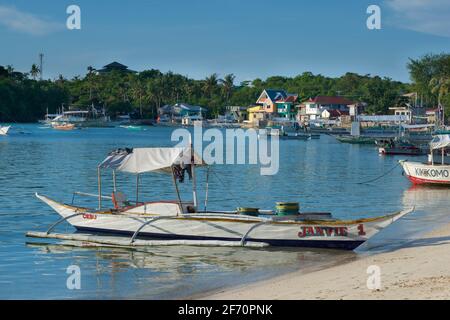 Die Bucht von Logon, Malapascua Island, mit lokalen Booten am Strand. Visayan Sea, Cebu, Philippinen. Stockfoto