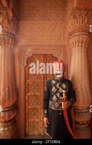 Rajasthani Türsteher im Laxmi Niwas Palace Heritage Hotel, Bikaner, Rajasthan, Indien. Dieses Bild enthält kulturell relevantes Material: Turbans, die in Rajasthan getragen werden, werden als Pagari bezeichnet. Sie variieren in Stil, Farbe und Größe. Sie zeigen auch die soziale Klasse, die Kaste, die Region und den Anlass an, für den sie getragen wird Stockfoto