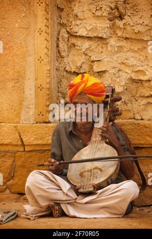 Rajasthani Türsteher im Laxmi Niwas Palace Heritage Hotel, Bikaner, Rajasthan, Indien. Dieses Bild enthält kulturell relevantes Material: Turbans, die in Rajasthan getragen werden, werden als Pagari bezeichnet. Sie variieren in Stil, Farbe und Größe. Sie zeigen auch die soziale Klasse, die Kaste, die Region und den Anlass an, für den sie getragen wird Stockfoto