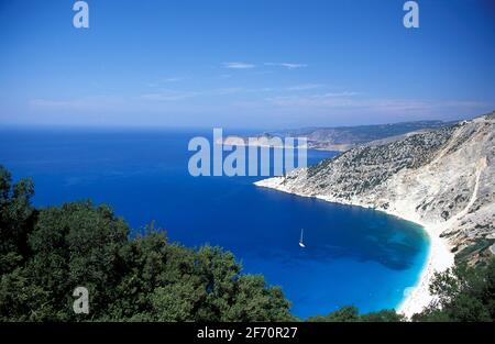 Yacht verankert in der Bucht, vor Myrtos Strand, Kefalonia, Ionische Inseln, Griechenland. Mittelmeer. Stockfoto
