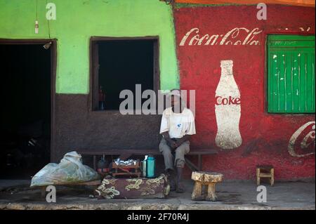 Coourful gemalte Schaufenstenszene, Kulubi, Oromia Region, Äthiopien Stockfoto