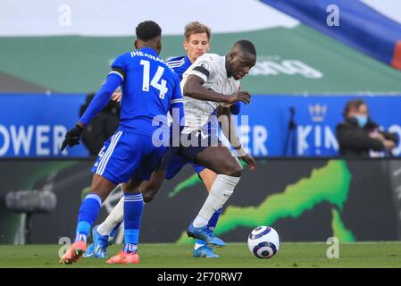 Leicester, Großbritannien. April 2021. Benjamin Mendy #22 von Manchester City bricht mit dem Ball in Leicester, UK am 4/3/2021. (Foto von Mark Cosgrove/News Images/Sipa USA) Quelle: SIPA USA/Alamy Live News Stockfoto