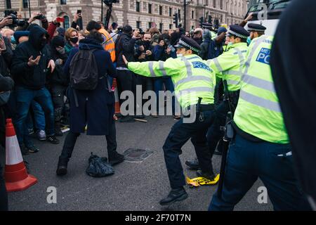 London, Großbritannien. 3. April 2021 Protest „Kill the Bill“. Einzelpersonen aus einer Vielzahl von Gruppen, von Extinction Rebellion, Black Lives Matter, Antifaschisten und Anarchisten versammelten sich, um gegen den von der Regierung vorgeschlagenen Gesetzentwurf für Polizei, Verbrechen, Verurteilung und Gerichte zu protestieren. Der Gesetzentwurf schlägt vor, das Recht auf Protest zu beschränken. Ein marsch vom Hyde Park zum Parliament Square fand statt, der in einer Kundgebung gipfelte, bei der unter anderem Jeremy Corbyn zu den Rednern gehörte. Später brachen Scharmützel zwischen der Polizei und einer kleinen Gruppe von Anarchisten aus, die dann zum Charing Cross marschierten, mit einer Reihe von Verhaftungen und einigen Schäden an den Mülltonnen Stockfoto