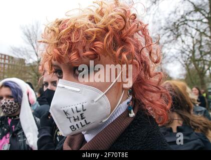 London, Großbritannien. 3. April 2021 Protest „Kill the Bill“. Einzelpersonen aus einer Vielzahl von Gruppen, von Extinction Rebellion, Black Lives Matter, Antifaschisten und Anarchisten versammelten sich, um gegen den von der Regierung vorgeschlagenen Gesetzentwurf für Polizei, Verbrechen, Verurteilung und Gerichte zu protestieren. Der Gesetzentwurf schlägt vor, das Recht auf Protest zu beschränken. Ein marsch vom Hyde Park zum Parliament Square fand statt, der in einer Kundgebung gipfelte, bei der unter anderem Jeremy Corbyn zu den Rednern gehörte. Später brachen Scharmützel zwischen der Polizei und einer kleinen Gruppe von Anarchisten aus, die dann zum Charing Cross marschierten, mit einer Reihe von Verhaftungen und einigen Schäden an den Mülltonnen Stockfoto