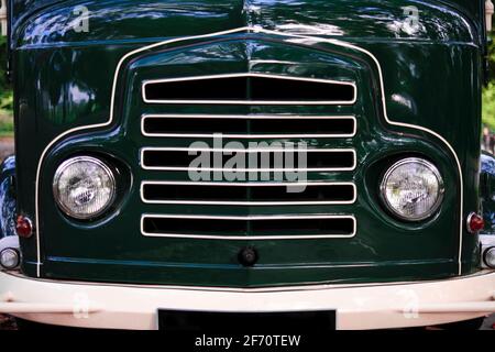 Nahaufnahme eines Van im Retro-Stil. Vorderansicht. Stockfoto