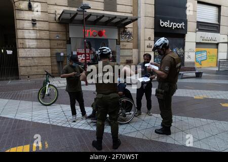 Santiago, Metropolitana, Chile. April 2021. Die Polizei überwacht eine Familie im Zentrum von Santiago, mitten in der totalen Quarantäne, die für die Metropolregion Chile erlassen wurde. Quelle: Matias Basualdo/ZUMA Wire/Alamy Live News Stockfoto