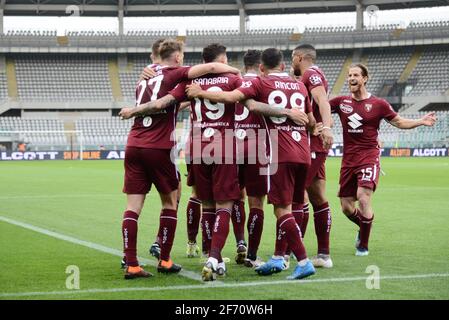 Turin, Italien. April 2021. Der FC Turin feiert während der Serie A ein Fußballspiel zwischen dem FC Turin und Juventus. Sportstadien in ganz Italien unterliegen aufgrund der Coronavirus-Pandemie weiterhin strengen Beschränkungen, da staatliche Gesetze zur sozialen Distanzierung Fans innerhalb von Veranstaltungsorten verbieten, was dazu führt, dass Spiele hinter verschlossenen Türen gespielt werden. Das Spiel endete 2-2 (Foto: Alberto Gandolfo/Pacific Press) Quelle: Pacific Press Media Production Corp./Alamy Live News Stockfoto