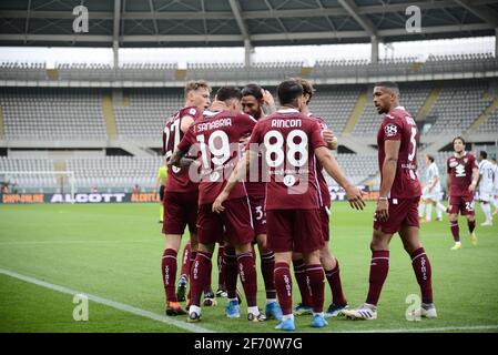 Turin, Italien. April 2021. Der FC Turin feiert während der Serie A ein Fußballspiel zwischen dem FC Turin und Juventus. Sportstadien in ganz Italien unterliegen aufgrund der Coronavirus-Pandemie weiterhin strengen Beschränkungen, da staatliche Gesetze zur sozialen Distanzierung Fans innerhalb von Veranstaltungsorten verbieten, was dazu führt, dass Spiele hinter verschlossenen Türen gespielt werden. Das Spiel endete 2-2 (Foto: Alberto Gandolfo/Pacific Press) Quelle: Pacific Press Media Production Corp./Alamy Live News Stockfoto