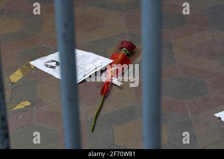 Santiago, Metropolitana, Chile. April 2021. Am Karsamstag wird eine Blume am Eingang einer Kirche hinterlassen, die durch die in der Metropolregion erlassene totale Quarantäne geschlossen wurde. Quelle: Matias Basualdo/ZUMA Wire/Alamy Live News Stockfoto