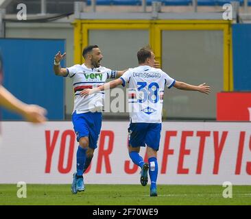 Mailand, Italien. April 2021. Fabio Quagliarella (L) von Sampdoria feiert während eines Fußballspiels der Serie A zwischen AC Mailand und Sampdoria in Mailand, Italien, am 3. April 2021. Quelle: Stringer/Xinhua/Alamy Live News Stockfoto