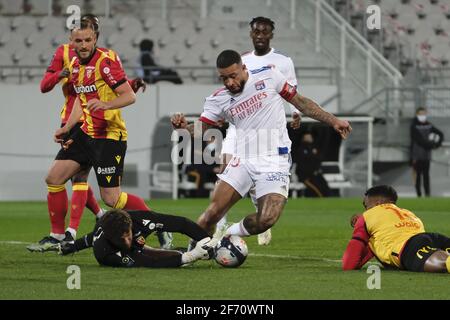 Lens, Hauts de France, Frankreich. April 2021. Lyon Striker MEMPHIS DEPAY in Aktion während der französischen Fußball-Meisterschaft Ligue 1 Uber isst RC Lens gegen Olympique Lyonnais im Felix Bollaert Delelis Stadion - Lens.Lens und Lyon 1:1 gebunden Credit: Pierre Stevenin/ZUMA Wire/Alamy Live News Stockfoto