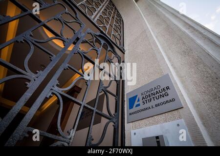 BELGRAD, SERBIEN - 12. MAI 2020: Logo der Konrad-Adenauer-Stiftung auf ihrem Büro für Serbien. Die Konrad-Adenauer-Stiftung ist eine deutsche politische Stiftung Stockfoto