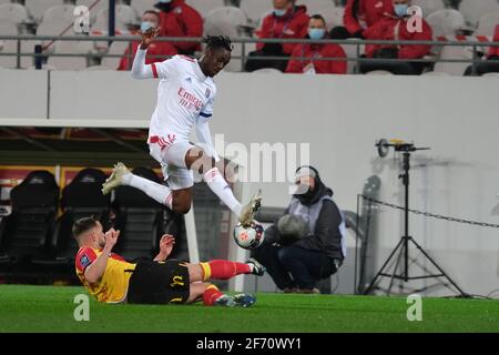 Lens, Hauts de France, Frankreich. April 2021. Lyon Forward TINO KADEWERE in Aktion während der französischen Fußball-Meisterschaft Ligue 1 Uber isst RC Lens gegen Olympique Lyonnais im Felix Bollaert Delelis Stadion - Lens.Lens und Lyon 1:1 gebunden Credit: Pierre Stevenin/ZUMA Wire/Alamy Live News Stockfoto