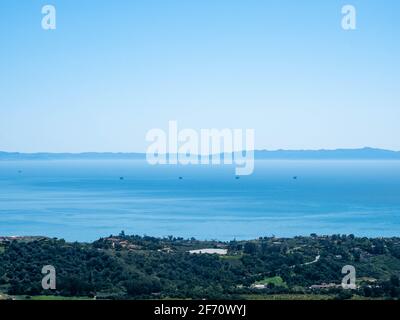 Kanalinseln, Pazifischer Ozean, Santa Barbara Channel und Offshore-Ölbohrinseln vom Old Romero Canyon Trail in Montecito, Kalifornien bei Santa B aus gesehen Stockfoto