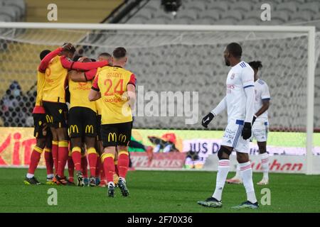 Lens, Hauts de France, Frankreich. 4. Apr, 2021. Joy of Lens Team nach erzielte ihr Tor während der französischen Meisterschaft Fußball Ligue 1 Uber isst RC Lens gegen Olympique Lyonnais im Felix Bollaert Delelis Stadion - Lens.Lens und Lyon gebunden 1 zu 1 Credit: Pierre Stevenin/ZUMA Wire/Alamy Live News Stockfoto