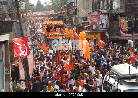 Howrah, Indien. April 2021. Uttar Pradesh, Chief Minister Yogi Adityanath, hielt eine Roadshow im Bezirk Howrah ab, als er vor den Wahlen in der dritten Phase die Kampagne der BJP in Westbengalen unterstützen wollte. (Foto von Dipa Chakraborty/Pacific Press) Quelle: Pacific Press Media Production Corp./Alamy Live News Stockfoto