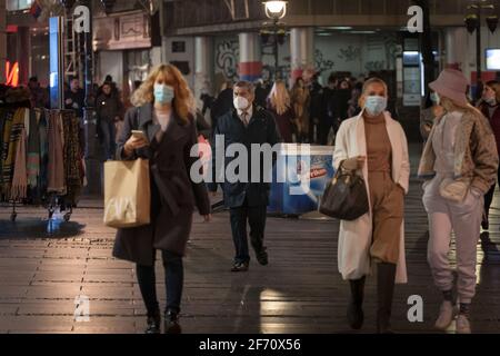 BELGRAD, SERBIEN - 7. NOVEMBER 2020: Selektive Unschärfe bei einem älteren Mann, einem weißen Kaukasier, der mit einer Gesichtsbehaarung auf der Kneza Mihailova Straße in Belgrad A geht Stockfoto