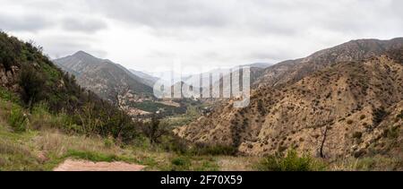 Panorama des Ojai-Tals mit den Topa-Topa-Bergen im Distanz an einem bewölkten Tag Stockfoto