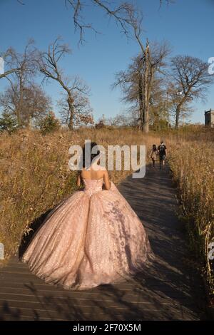 Der 15-jährige Teenager in Quinceanera kleiden sich am South Pond des Lincoln Park Zoo, Lincoln Park, Chicago, Illinois. Stockfoto