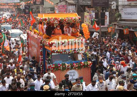 Howrah, Indien. April 2021. Uttar Pradesh, Chief Minister Yogi Adityanath, hielt eine Roadshow im Bezirk Howrah ab, als er vor den Wahlen in der dritten Phase die Kampagne der BJP in Westbengalen unterstützen wollte. (Foto von Dipa Chakraborty/Pacific Press) Quelle: Pacific Press Media Production Corp./Alamy Live News Stockfoto