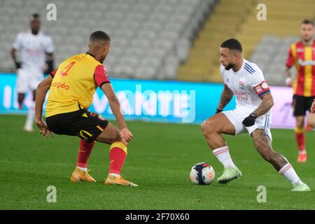 Lens, Hauts de France, Frankreich. April 2021. Lyon Striker MEMPHIS DEPAY in Aktion während der französischen Fußball-Meisterschaft Ligue 1 Uber isst RC Lens gegen Olympique Lyonnais im Felix Bollaert Delelis Stadion - Lens.Lens und Lyon 1:1 gebunden Credit: Pierre Stevenin/ZUMA Wire/Alamy Live News Stockfoto