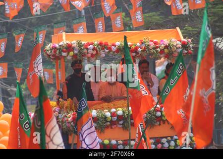 Howrah, Indien. April 2021. Uttar Pradesh, Chief Minister Yogi Adityanath, hielt eine Roadshow im Bezirk Howrah ab, als er vor den Wahlen in der dritten Phase die Kampagne der BJP in Westbengalen unterstützen wollte. (Foto von Dipa Chakraborty/Pacific Press) Quelle: Pacific Press Media Production Corp./Alamy Live News Stockfoto