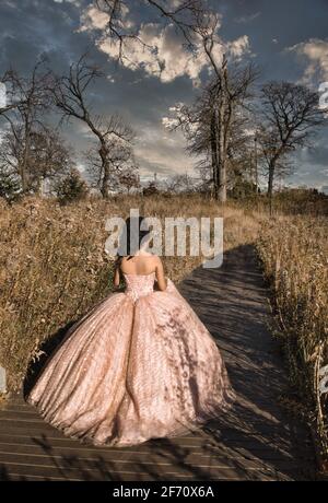 Der 15-jährige Teenager in Quinceanera kleiden sich am South Pond des Lincoln Park Zoo, Lincoln Park, Chicago, Illinois. Stockfoto