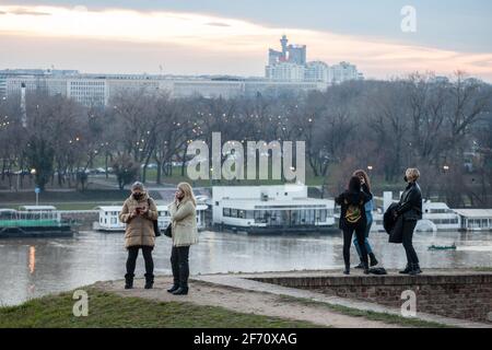 BELGRAD, SERBIEN - 1. JANUAR 2021: Zwei alte ältere Frauen, Freunde, tragen eine Gesichtsmaske vor Jugendlichen, die eine Maske tragen, in Kalamegdan in Belgrad Stockfoto