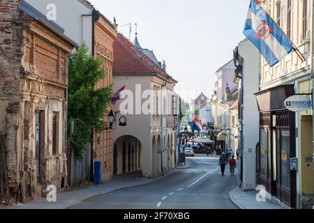 VUKOVAR, KROATIEN - 11. MAI 2018: Franjo Tudjman Straße, die Hauptstraße der slawonischen Stadt Vukovar, im Norden Kroatiens, mit ihrem ikonischen Gebäude Stockfoto